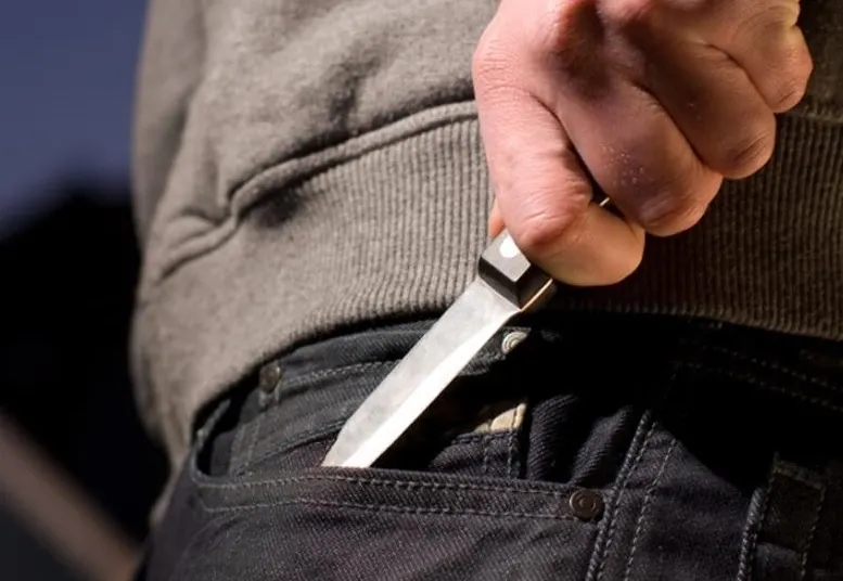 Incident șocant în județul Brăila. Un bărbat a fost atacat în plină stradă de un individ înarmat cu un cuțit