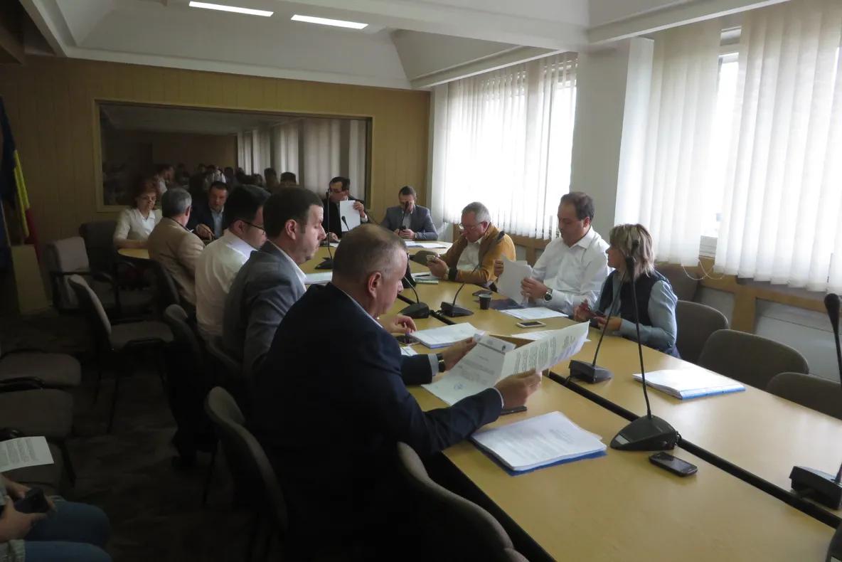 Ședință de îndată fără scântei, cu toate proiectele votata în unanimitate