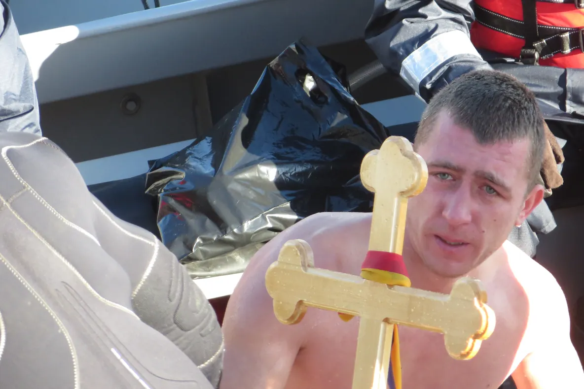 Șapte tineri s-au înscris pentru recuperarea crucii din Dunăre
