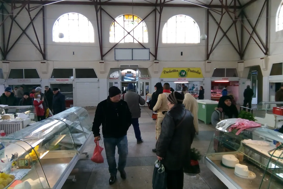 Două femei depistate fumând în hala centrală din Piața Mare