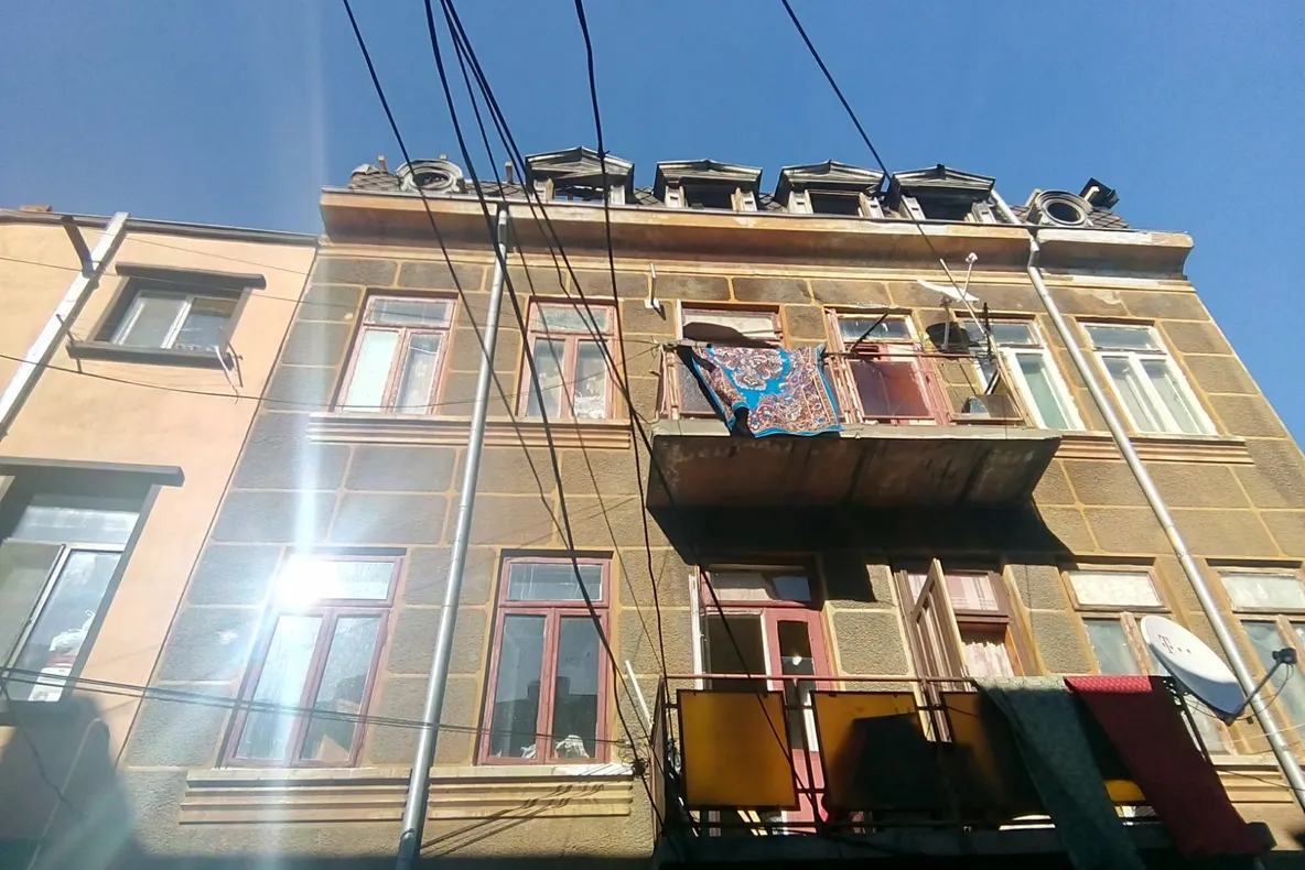 Peretele unei clădiri, afectate luna trecută de un incendiu, s-a prăbușit astăzi după amiază
