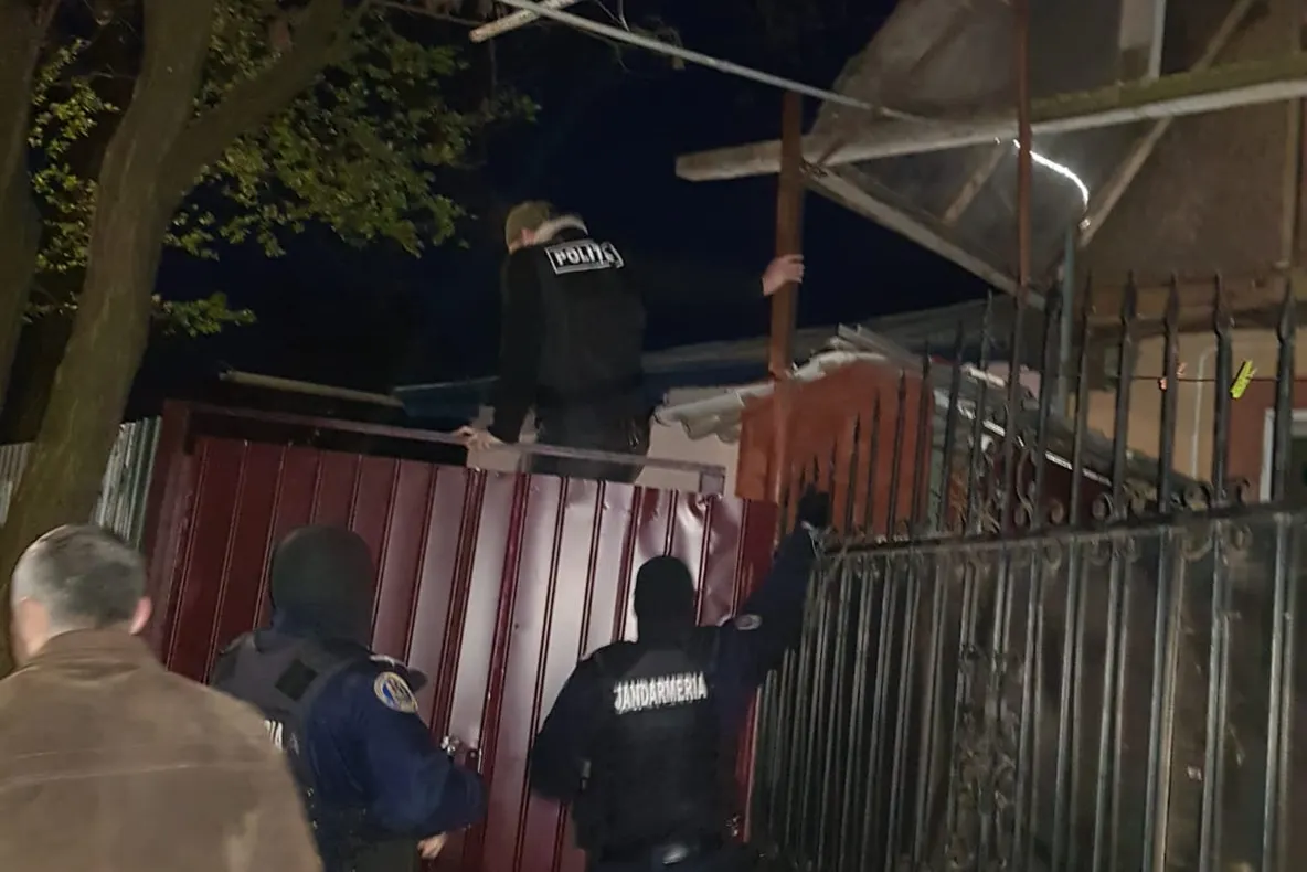Percheziții la 18 persoane bănuite de furturi din locuințe