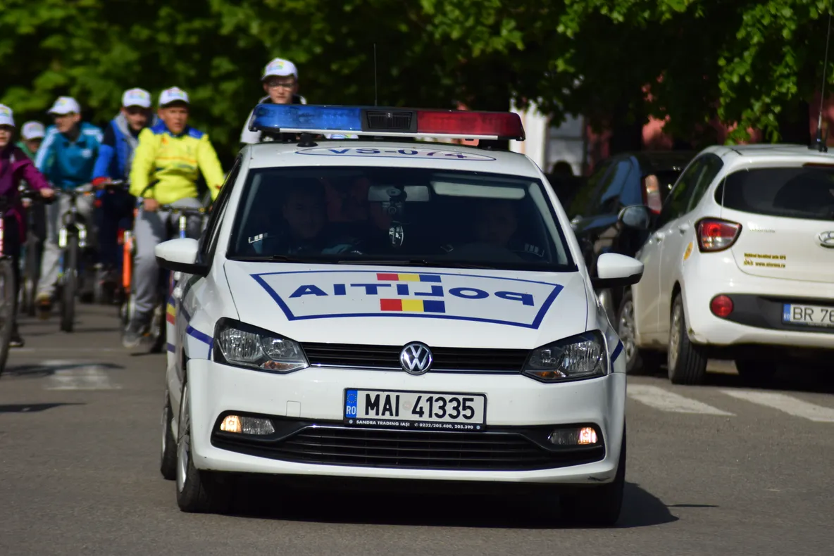 Părinte amendat după ce și-a plimbat copilul cu o mașină teleghidată printre autoturisme