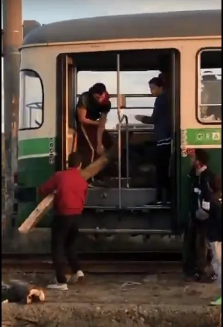 Lemne de foc transportate cu tramvaiul la Brăila