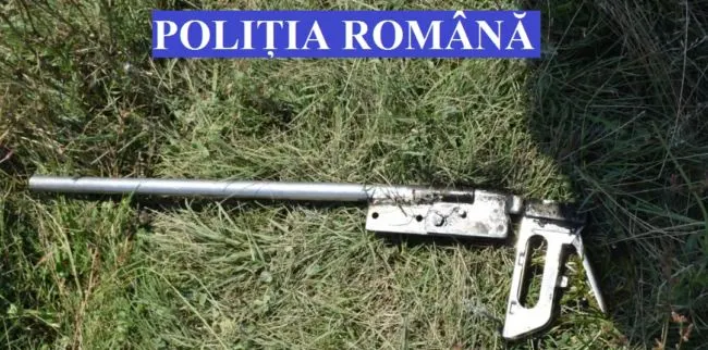Dispozitiv artizanal tip armă ridicat de polițiști de la un bărbat din localitatea brăileană Pântecani
