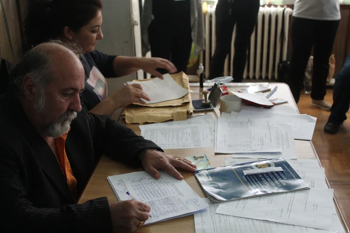 Au fost trași la sorți președinții și locțiitorii secțiilor de votare