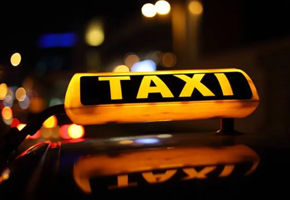 Trei bărbați au chemat un taxi și după ce l-au bătut pe șofer i-au luat acestuia mașina