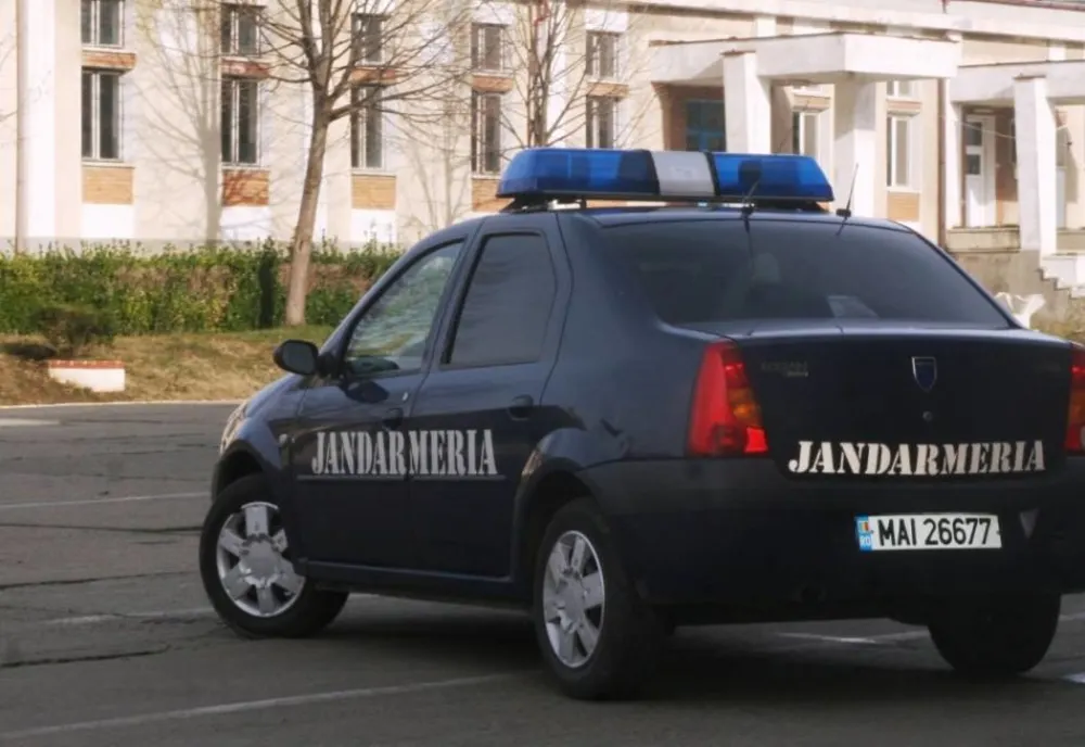 Șase tineri sancționați de jandarmi pentru că jucau barbut în scara unui bloc