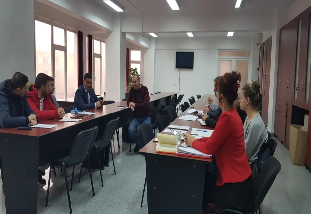 Întâlnire a prefectului și a directorului DSVSA Brăila cu reprezentanții crescătorilor de păsări 