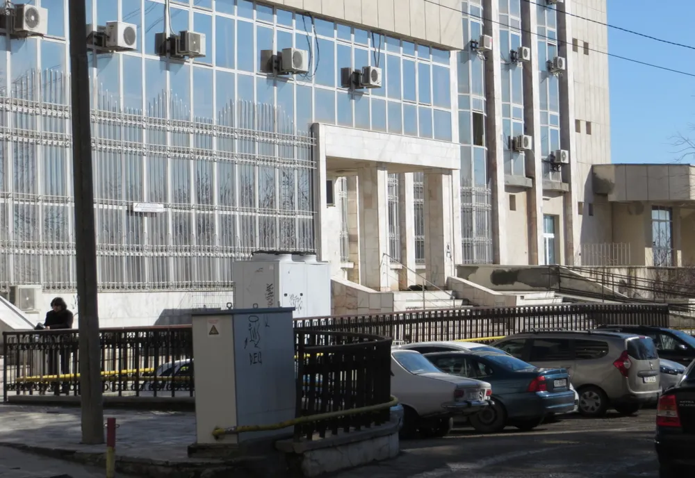 În atenţia persoanelor fizice  care sosesc /pleacă, în/din România pentru o perioadă ce depăşeşte în total 183 de zile
