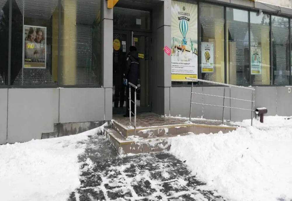 Poliția Locală somează agenții economici și cetățenii să curețe zăpada și gheața din fața proprietății