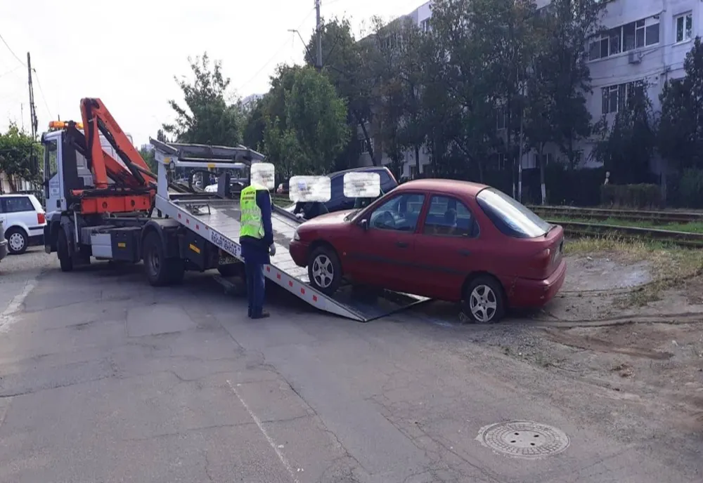 Mașini abandonate pe domeniul public, ridicate de polițiștii locali brăileni