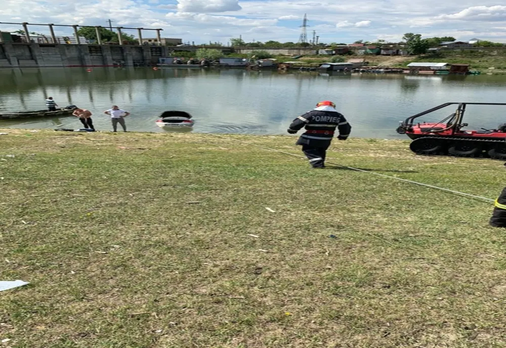 Autoturism scos de pompierii de la ISU Brăila dintr-un canal de irigații