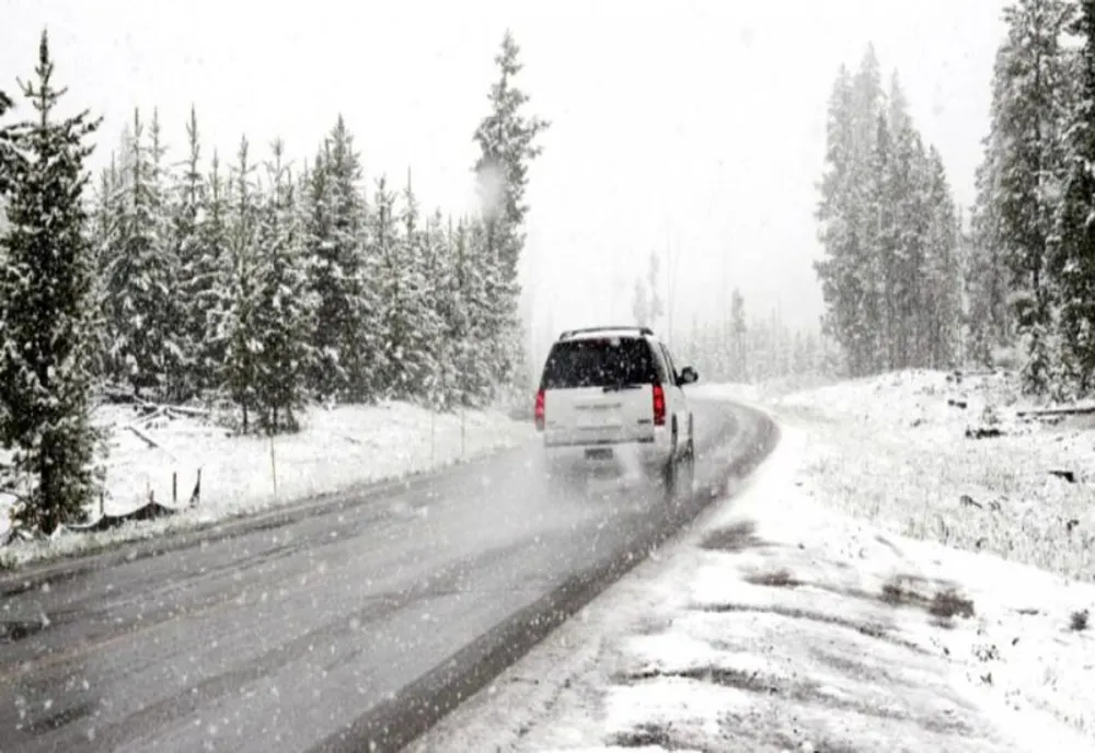 Avertizare meteo: Ninsori la munte, precipitații mixte în zonele joase de relief, intensificări ale vântului