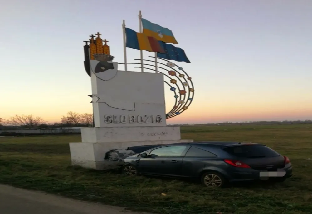 FOTO| A intrat cu mașina în indicatorul de intrare în localitate….“Bun venit în Slobozia!”