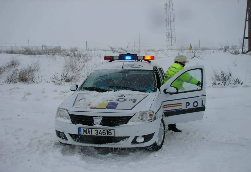 Urmărit de polițiști după ce nu a oprit la semnalele acestora, s-a oprit în zăpada de pe marginea carosabilului