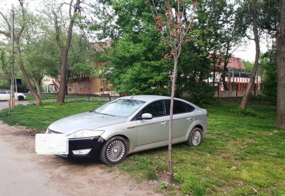 Amendați de Poliția Locală pentru că au intrat cu vehiculele în Parcul Monument în zone interzise