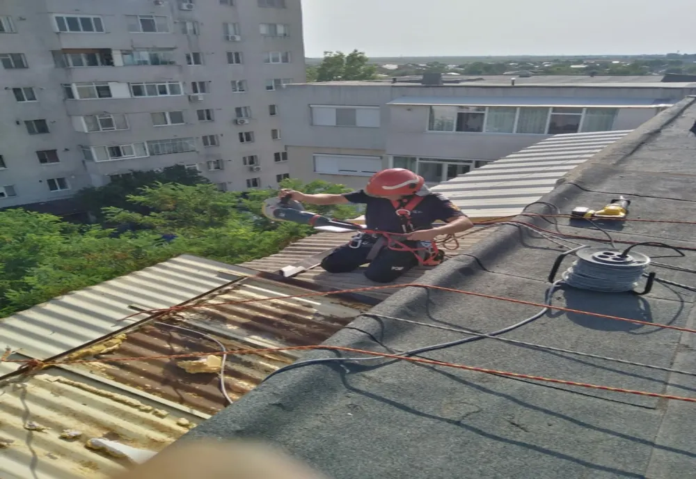 Intervenția pompierilor pentru degajarea unui acoperiș de balcon în pericol să cadă la următoarea furtună