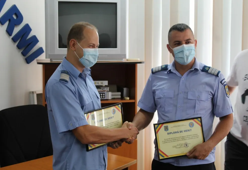 Video: Festivitatea de înmânare a diplomelor de merit celor doi subofițeri care s-au remarcat prin profesionalism, operativitate și spirit civic în timpul liber