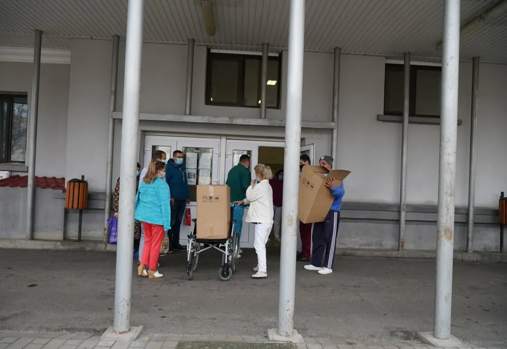 Parohia ”Sf. Filofteia” din Brăila sprijină semenii nevoiaşi şi unităţile medicale 