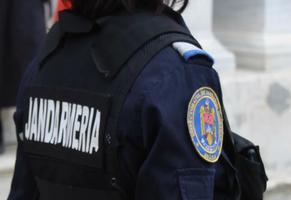 Înjurături în loc de urări de sărbători taxate de jandarmi