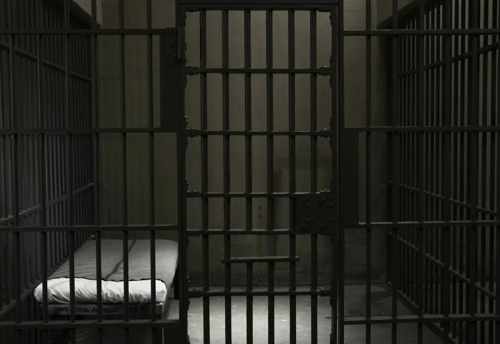 Un brăilean care se sustrăgea executării a 8 ani de închisoare pentru proxenetism depistat de polițiști și încarcerat