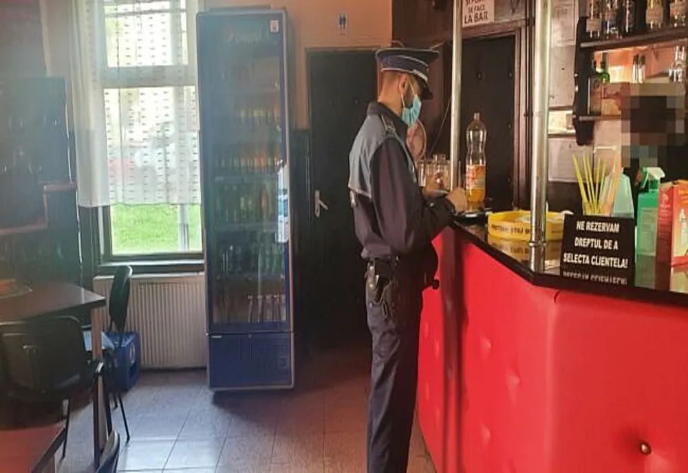 Bar închis temporar pentru o perioadă de 30 de zile pentru că băuturi alcoolice, deși activitatea barurilor în interiorul acestora este interzisă