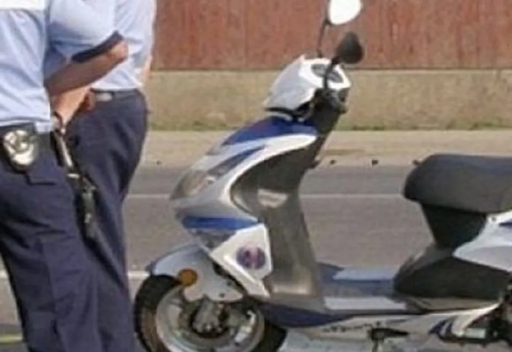 Un bărbat din Berteștii de Jos, arestat la domiciliu, găsit de polițiști plimbându-se cu mopedul prin sat
