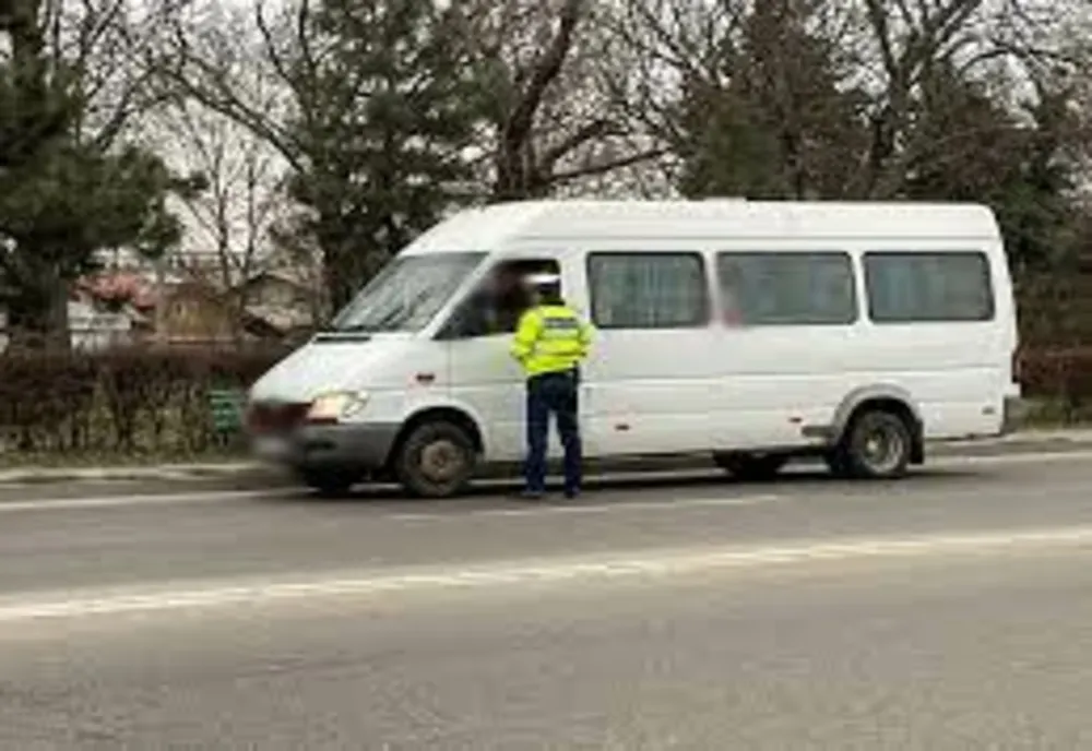 Șofer de microbuz depistat băut la volan