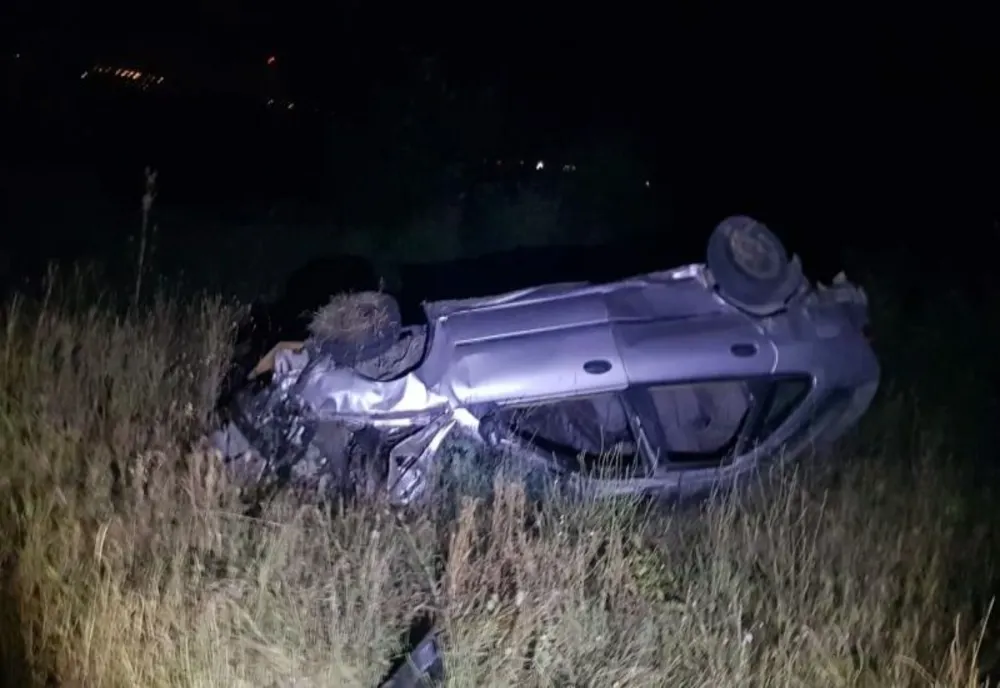 Un tânăr de 22 de ani, aflat sub influența alcoolului și fără permis de conducere, s-a răsturnat cu mașina în afara părții carosabile