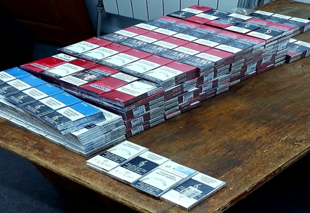 Jandarmii brăileni au ridicat 287 pachete de țigări netimbrate ascunse într-o tarabă din Piața Halelor