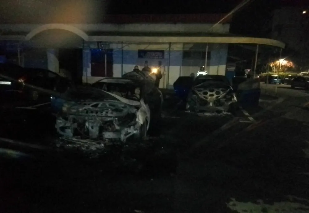Autoturisme incendiate azi noapte într-o parcare din municipiul Brăila