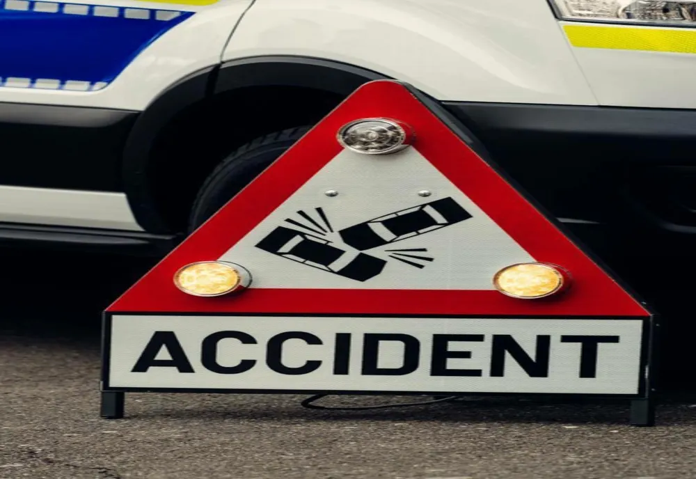 Un minor de 11 ani a fost rănit după ce un șofer a forțat semaforul și a intrat într-un alt autoturism