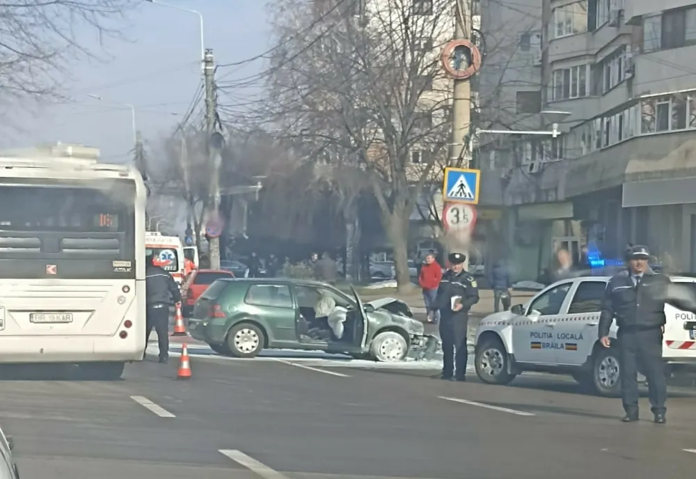 Un tânăr de 19 ani a pierdut controlul volanului și a intrat în stâlpul pentru semaforul pietonal