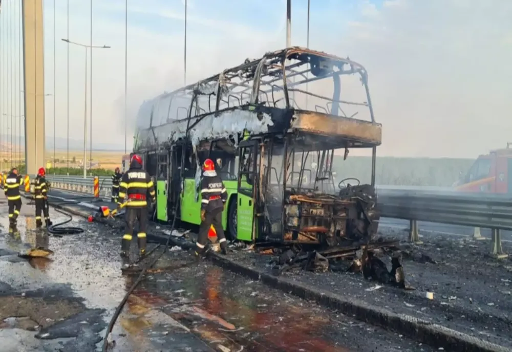 UN AUTOCAR A ARS CA O TORȚĂ PE PODUL DE LA BRĂILA 