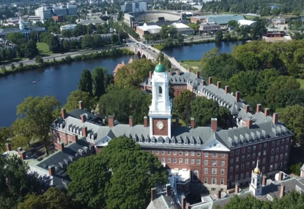 ADMINISTRAȚIA TRUMP INTERZICE UNIVERSITĂȚII HARVARD SĂ ÎNSCRIE STUDENȚI STRĂINI