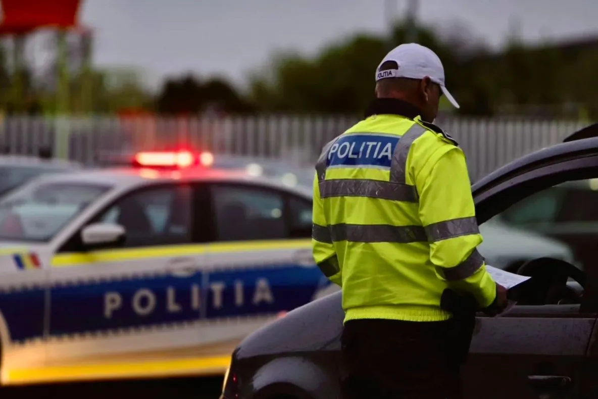 Cursă nebună în Sebeș: Un minor a furat o mașină, a condus beat și s-a oprit într-un gard