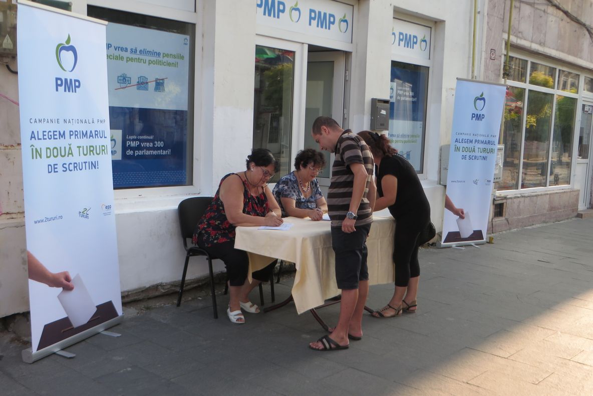 PMP-iștii brăileni continuă campania de strângere de semnături pentru alegerea primarilor în două tururi