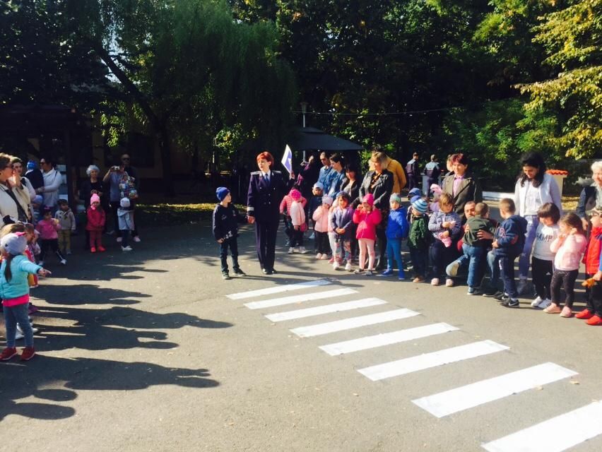 Preşcolarii le-au amintit adulţilor regulile privind traversarea străzii