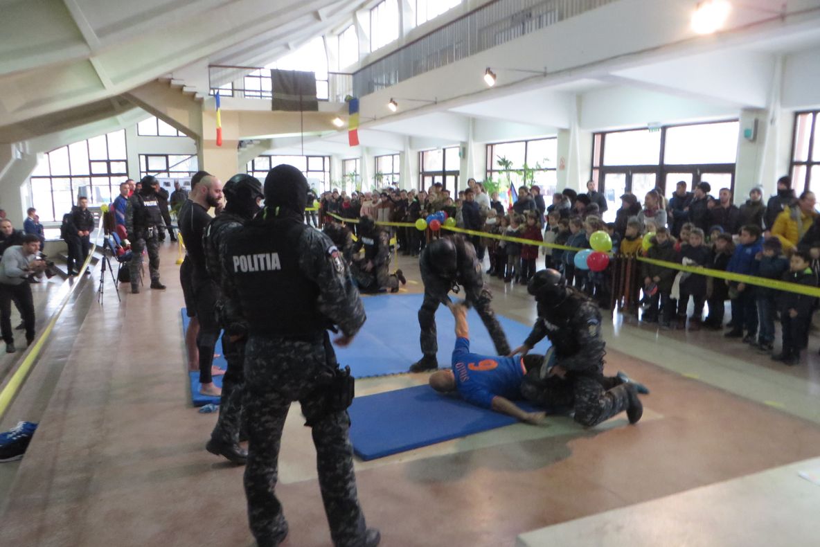 Eveniment comun al structurilor MAI pentru marcarea Zilei Naţionale a României