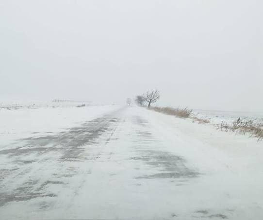 În județul Brăila nu sunt drumuri închise. 42 de utilaje acționează pe drumurile naționale și județene