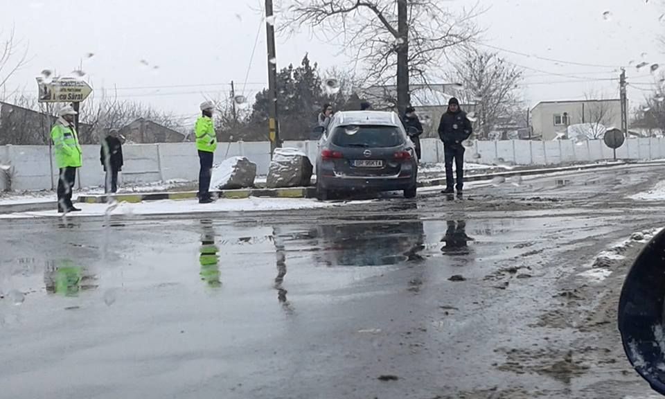 La prima ninsoare din 2019, o tamponare în sensul giratoriu