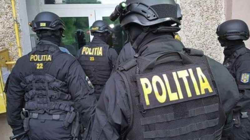 Percheziții în Făurei! Patru persoane au fost reținute!