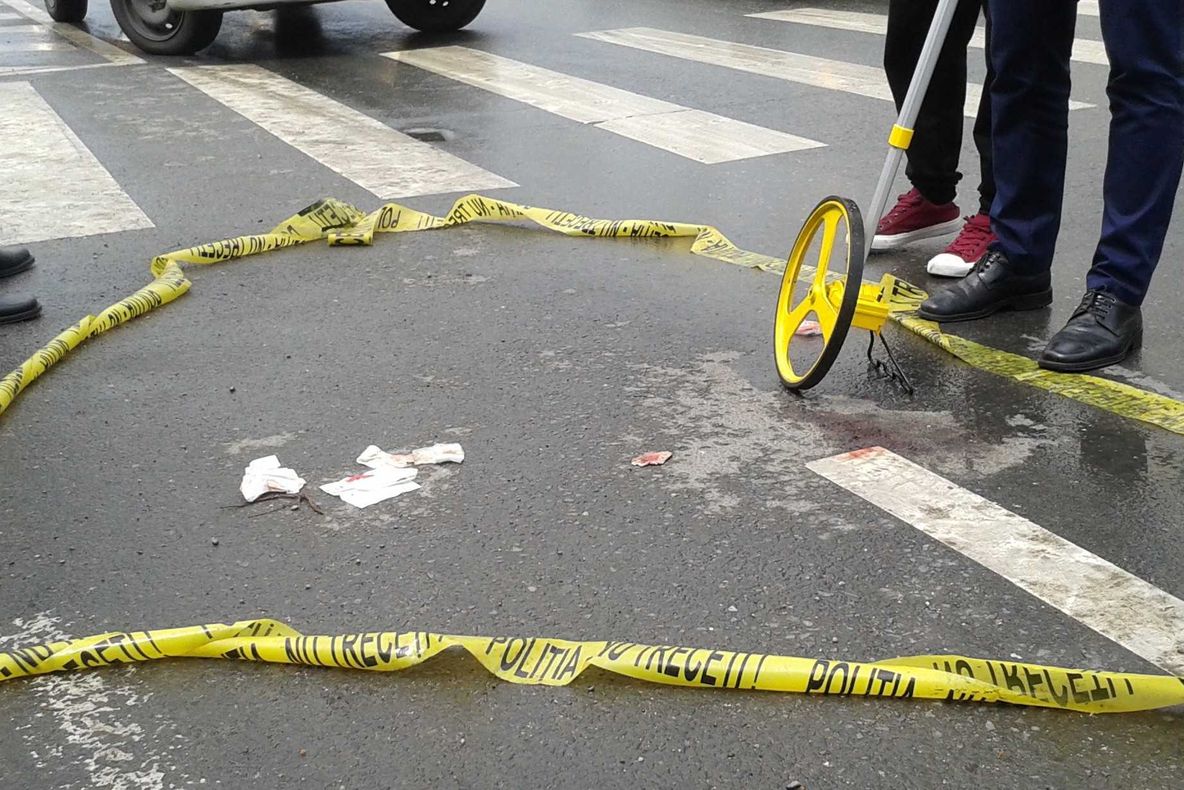 A lovit doi copii pe trecerea de pietoni și a fugit! Șoferița a fost prinsă de polițiști!