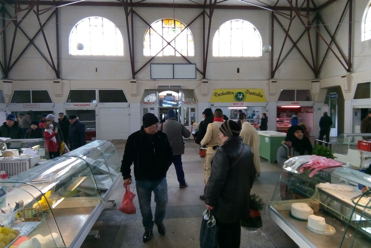 Două femei depistate fumând în hala centrală din Piața Mare