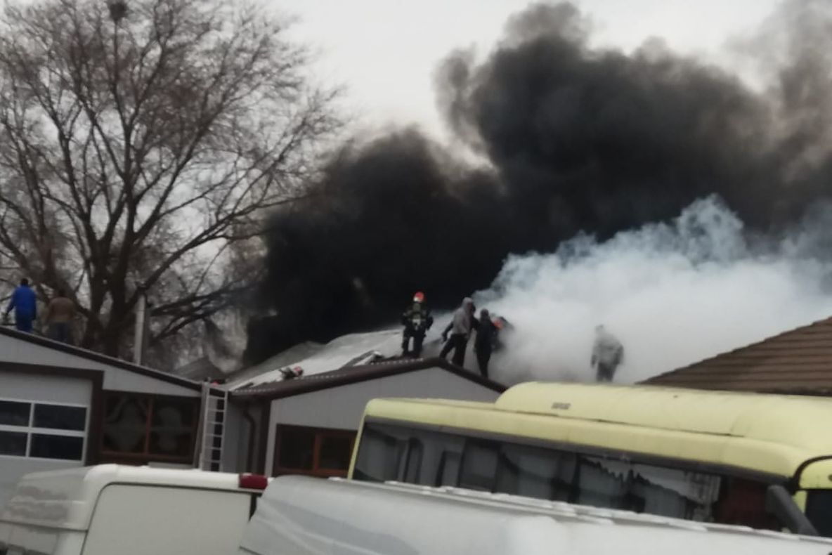 Update: Video: Incendiu într-o hală a unui service auto din Brăila