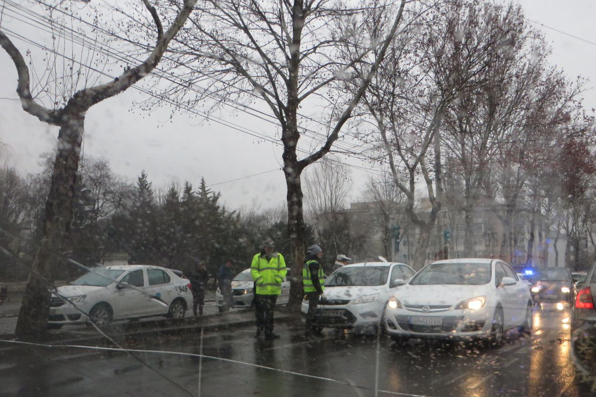 Au traversat pe roșu și au ajuns la spital