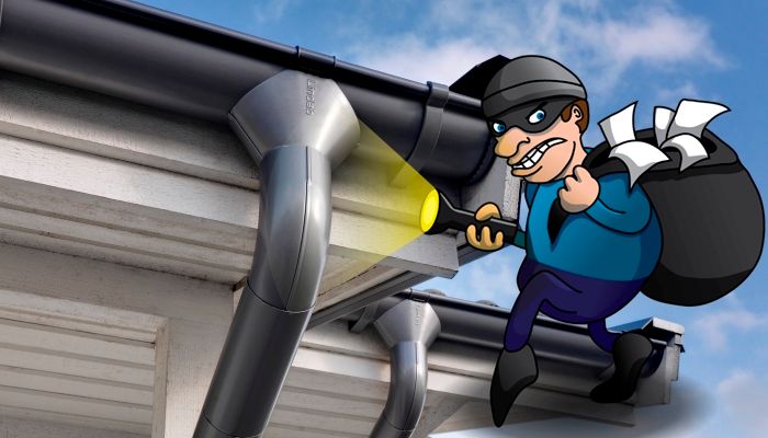 Sub pretextul că îi schimbă burlanele, patru indivizi i-au furat unui brăilean banii din casă!