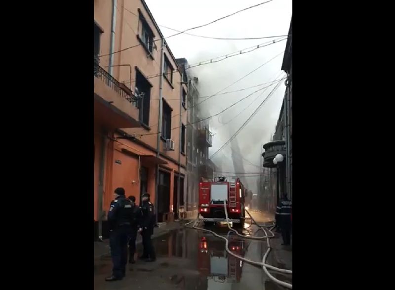 Cinci autospeciale se luptă și la această oră cu flăcările! Incendiu la o clădire SUPAFLC Brăila