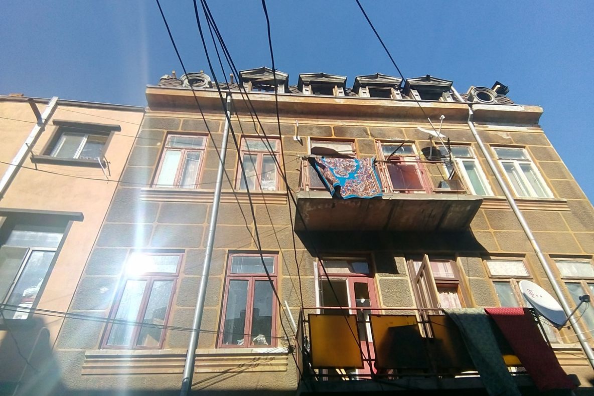 Peretele unei clădiri, afectate luna trecută de un incendiu, s-a prăbușit astăzi după amiază